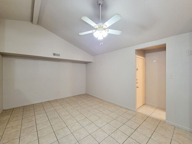 Foto del edificio - This charming home offers 3 bedrooms and 2...