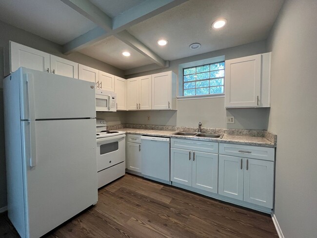 Foto del edificio - 802 Forest Dale Lane