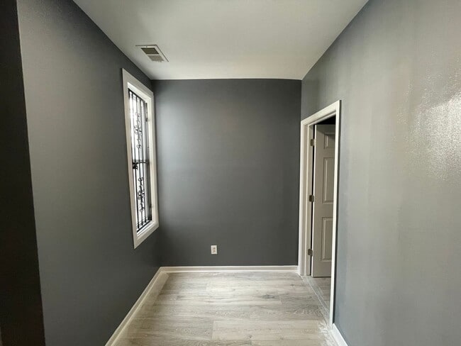 Building Photo - Stunning 5-Bedroom Townhouse Available Nea...