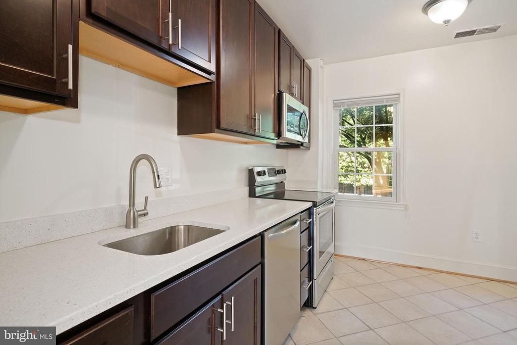 Primary Photo - 3289 Sutton Pl NW