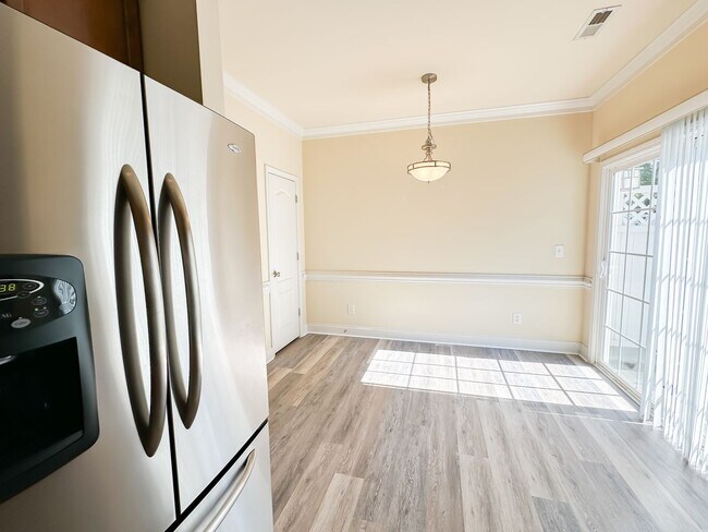 Building Photo - Charming Townhouse In The Heart Of Apex