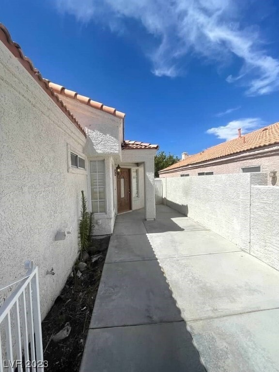 Building Photo - 9820 Cross Creek Way