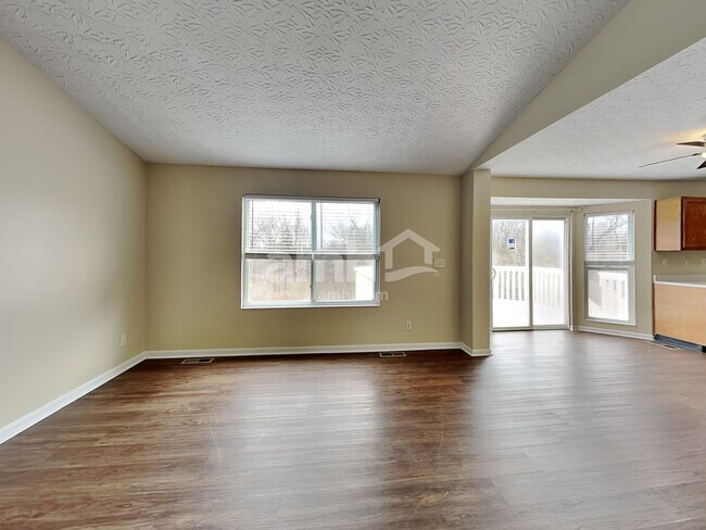 Foto del edificio - 3289 Summitrun Dr