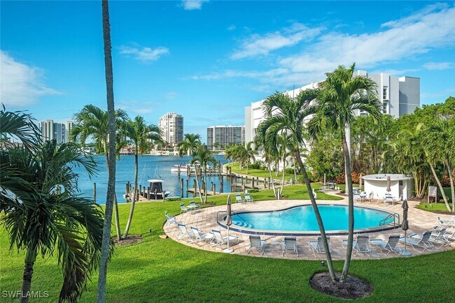 Foto del edificio - 400 Park Shore Dr