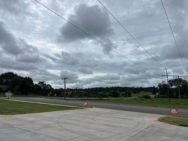 Building Photo - COX-NORTHRIDGE DR-3