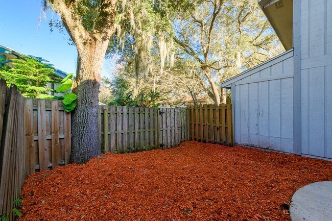 Building Photo - 5 Oakwood Park