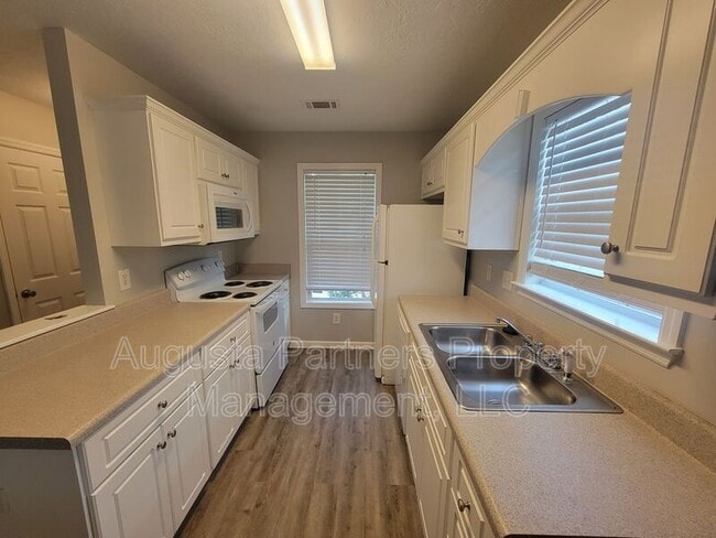 Building Photo - 1234 Longpoint Dr
