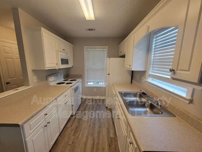 Foto del edificio - 1234 Longpoint Dr