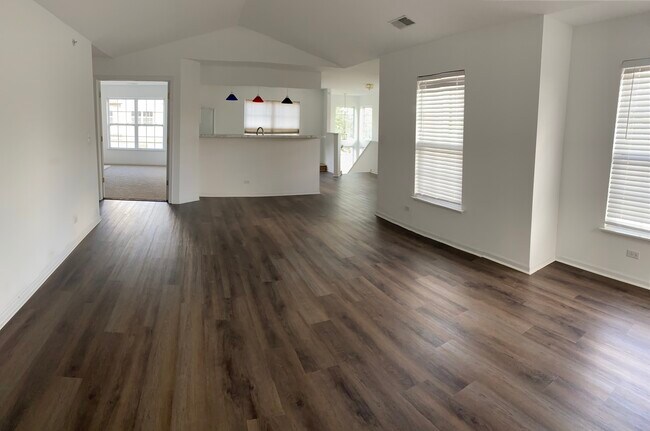 Building Photo - 2321 Vanderbilt Dr