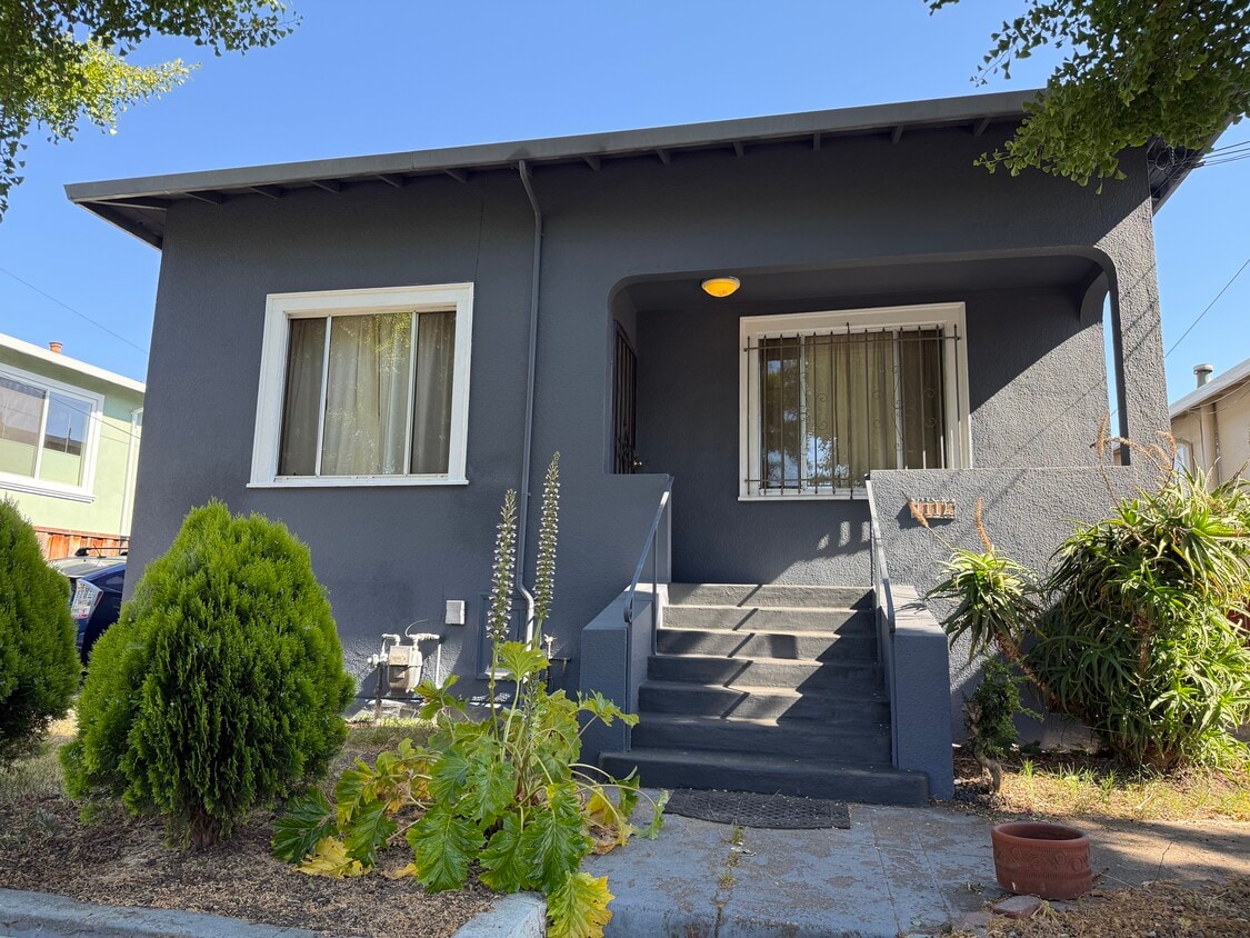 Primary Photo - 1114 Derby St