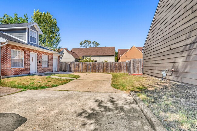 Building Photo - 123 Clairy Ct