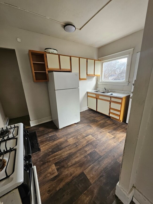 Building Photo - 810 E 21st St