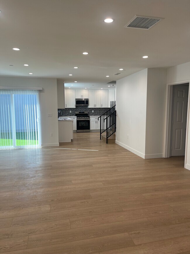 Foto del edificio - 8437 Calvin Ave