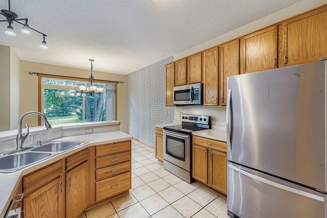 Building Photo - Rare 3bed 3bath Townhome in Rosemount