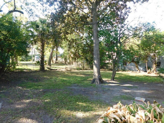 Foto del edificio - **ROOM** with SHARED KITCHEN and BATH in a newly remodeled House