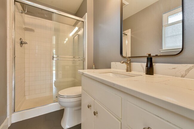 Foto del edificio - Charmingly Remodeled 3 Bed, 2 Bath Home Ne...