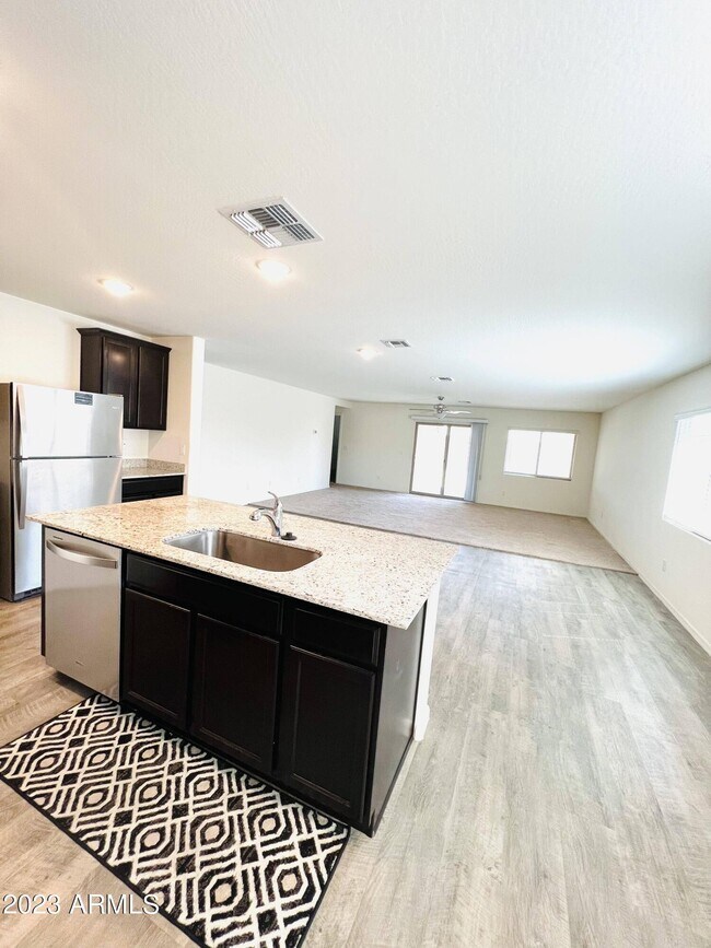 Foto del edificio - 1541 E Caballero Dr