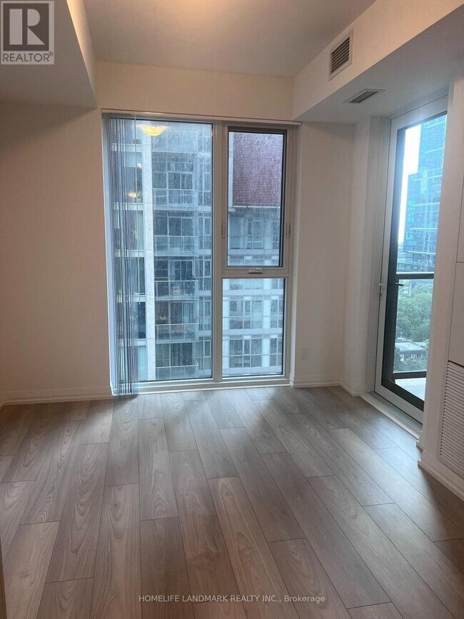 Photo du bâtiment - 400 King St W