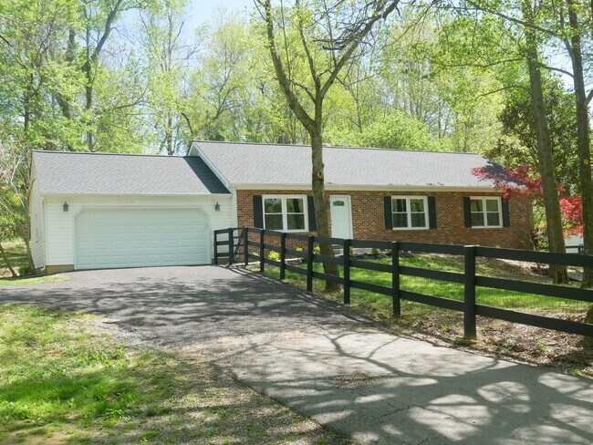 Foto del edificio - 4 Bedroom 3 Bath SFH on 3.5 Acres For Rent...