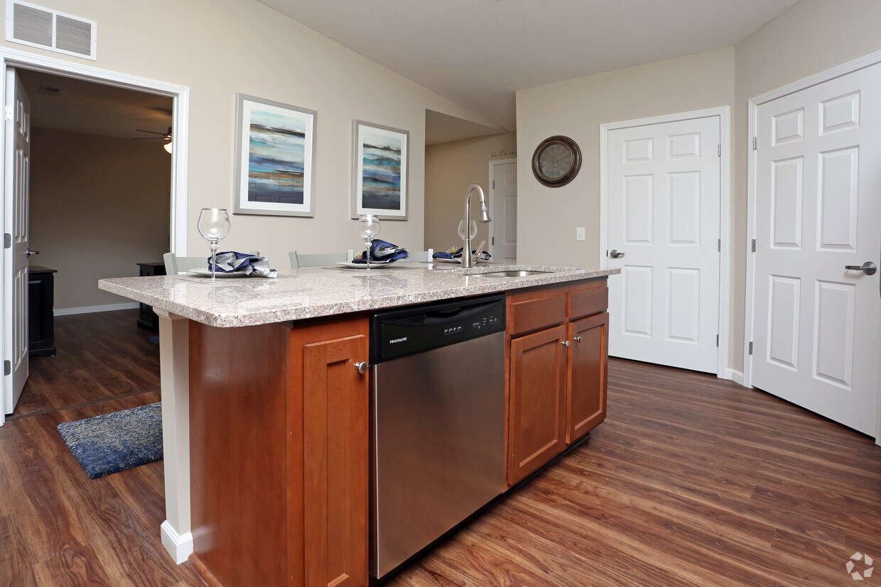 Redwood Louisville Apartments in Louisville, OH