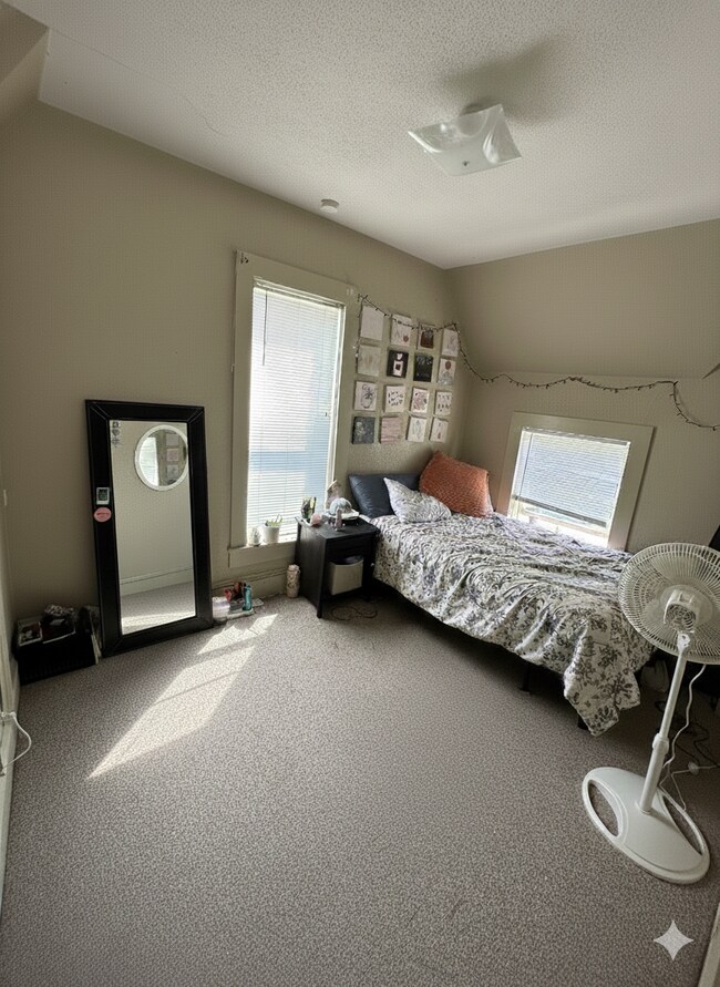 Foto del edificio - 3 Bed 1 Bath duplex close to UWEC!