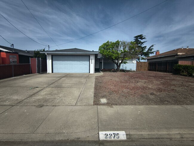 Foto del edificio - 3BED/2BATH Single Family Home Located in Desirable San Pablo, Ca. With Beautiful Ocean Front View!!