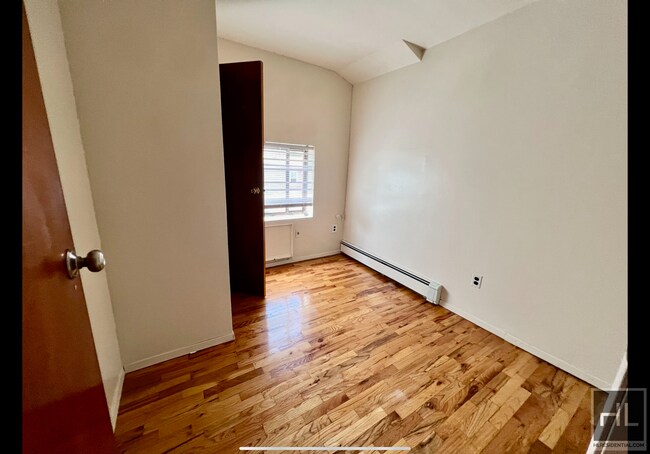 Foto del edificio - Expansive 4 Bedrooms with 2 Full Bathrooms...