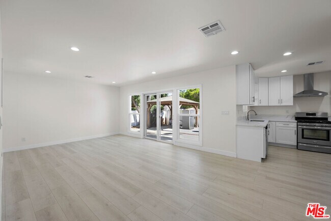 Foto del edificio - 15906 San Fernando Mission Blvd