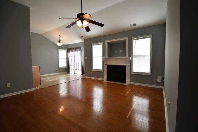 Building Photo - One Month Rent Free!!! 3 Bedroom 2 Bathroo...