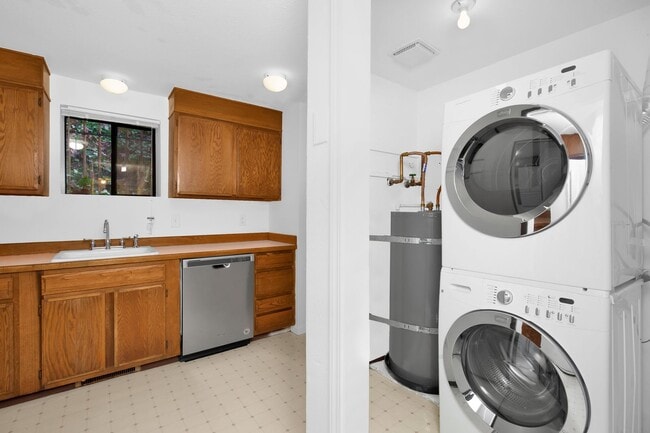 Foto del edificio - Privacy without the yard work - 3 Bedroom South Seattle Townhouse