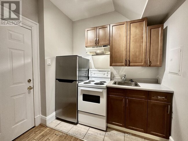 Building Photo - 646 Broadview Ave