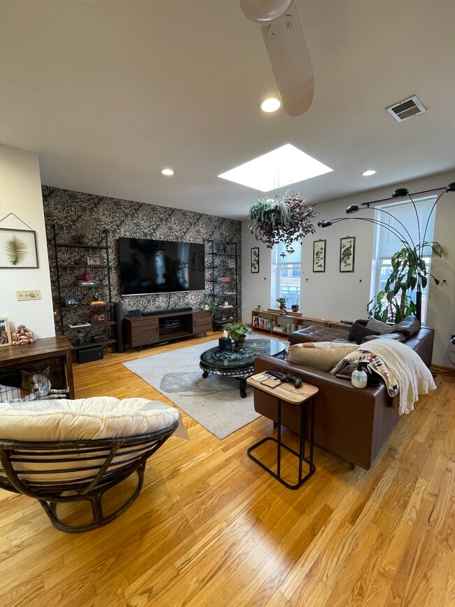 Building Photo - 1415 N Milwaukee Ave