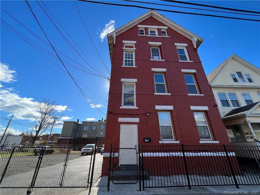 178 Clarence St Unit 3rd Floor, Bridgeport, CT 06608 Room for Rent in