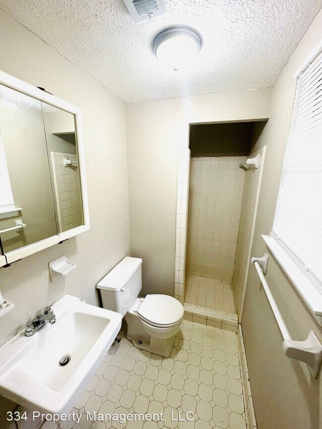 Building Photo - 3 br, 2 bath House - 204 Juniper Court