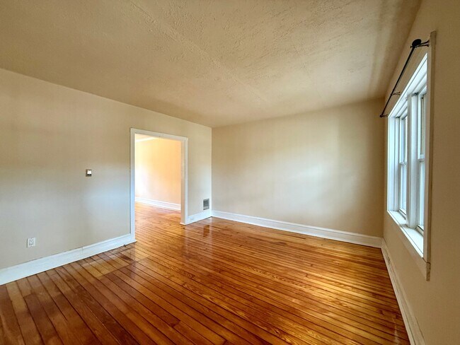 Building Photo - 2105 Gilles St