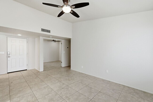 Building Photo - Beautiful townhome in North Phoenix central location