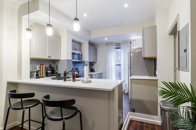 Foto del edificio - ROOM ONLY in 4-bed/2.0-bath Home