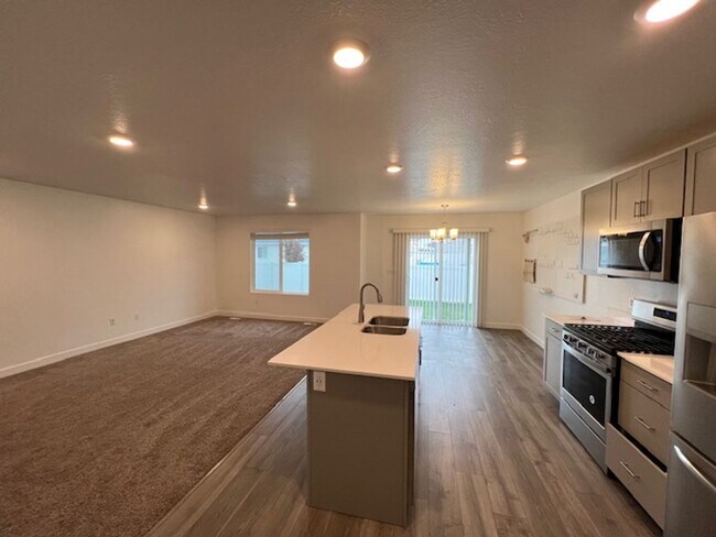 Foto del edificio - Beautifully Spacious Townhome in Payson, UT  Open house this Saturday 5/9/2026  12-1 pm-  $150 Am...