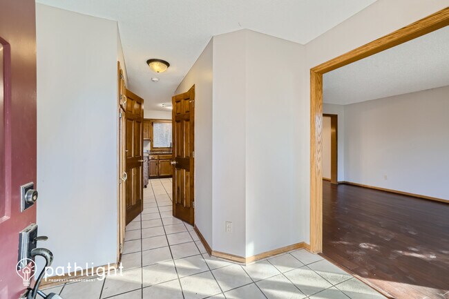 Foto del edificio - 9146 Duckwood Trail, Woodbury, MN, 55125