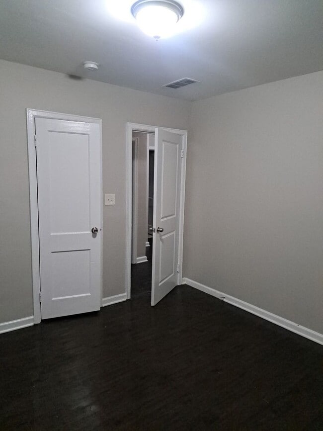 Building Photo - MOVE IN SPECIAL 1/2 OFF 1st full month if you move in by 7/1