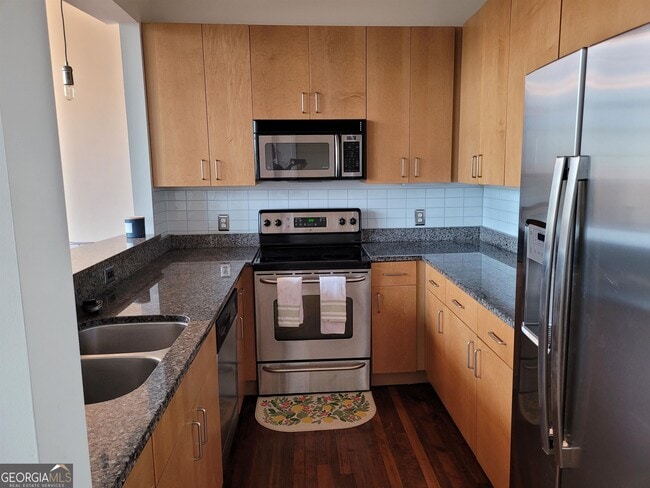 Building Photo - 600 College St