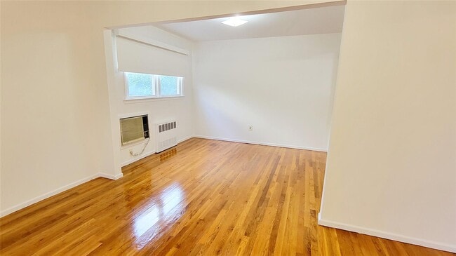 Building Photo - 250 Maple Pl