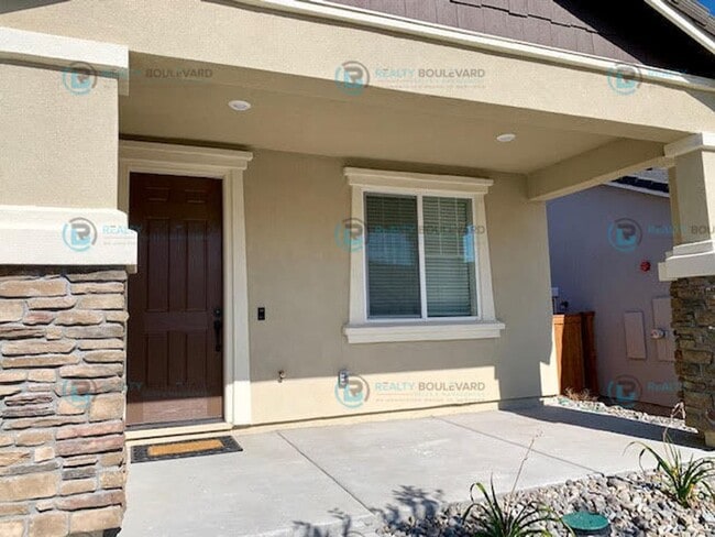 Building Photo - Gorgeous Newer 3 Bedroom Home! Located off...