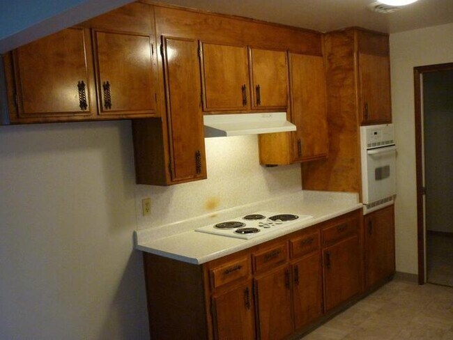 Foto del edificio - Large duplex - 2 bed W/S/G (2321 Vine Ave #B)