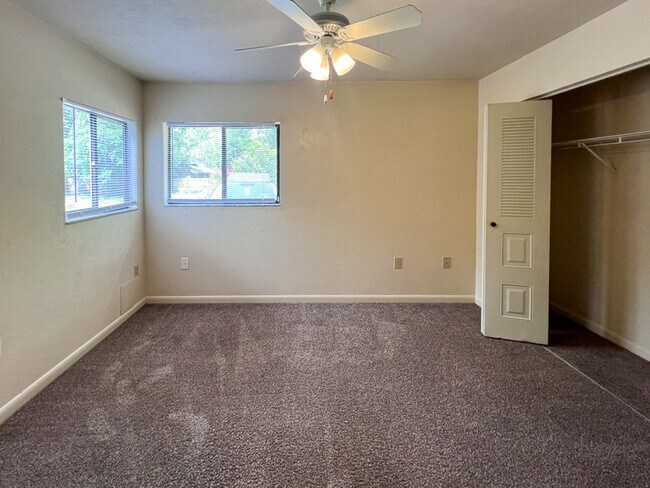 Foto del edificio - 2/2 Flat in Napier Oaks available August 1!