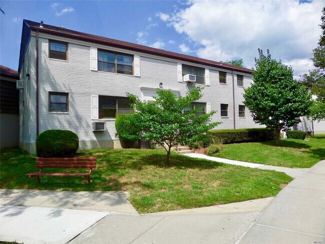 136 75 68th Dr Kew Garden Hills Ny 11367 Apartment For Rent In Kew Garden Hills Ny Apartments Com