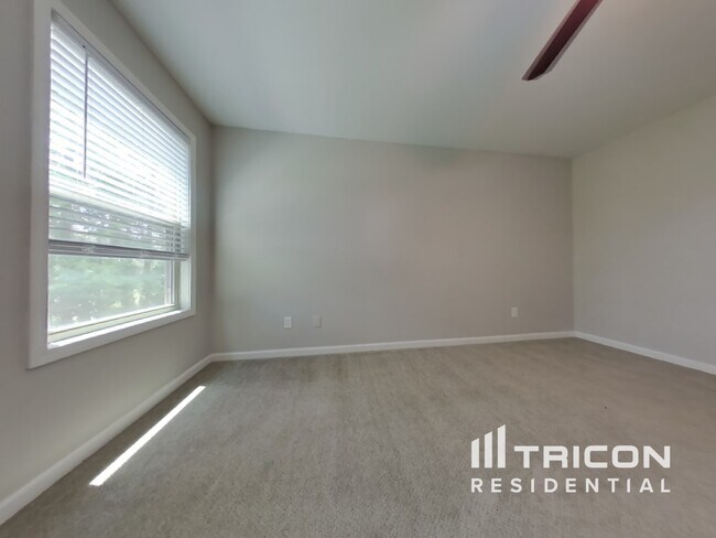 Building Photo - 652 Amberwood Dr