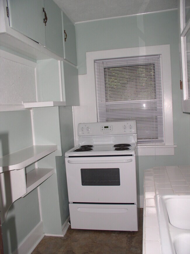 Kitchen - 1035 11th E Ave