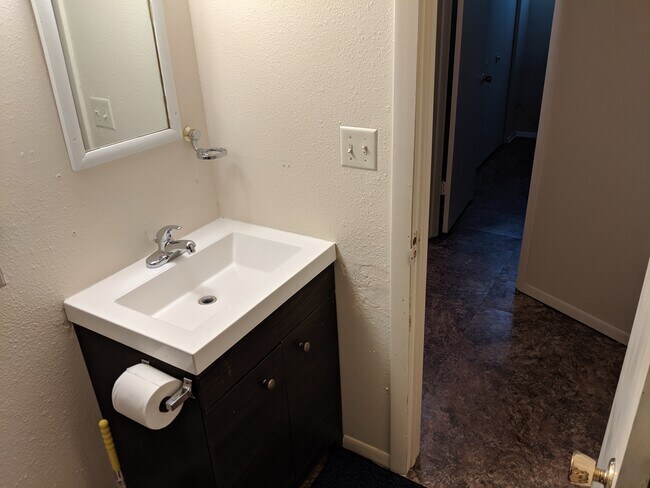 Baño de la planta baja - 1943 North Academy Boulevard