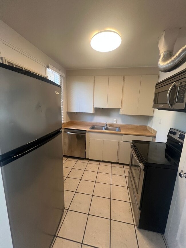 Building Photo - Comfortable & Cozy 2 Bedroom Townhome Walk...